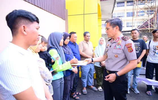 Kapolda Jambi Berikan Tali Asih Bagi Korban Kebakaran di Asrama Polisi