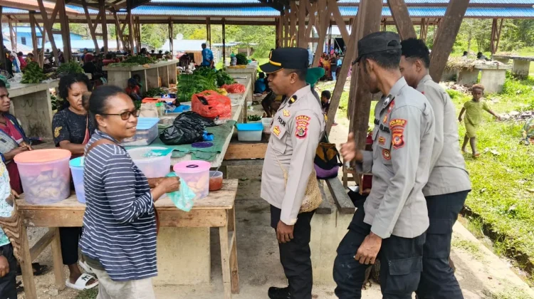 Polres Mamberamo Tengah Menggelar Patroli di Pasar Sentral Kobakma