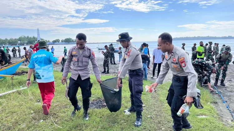TNI, Polri dan Pemda Sarmi Menggelar Aksi Bersih Pantai