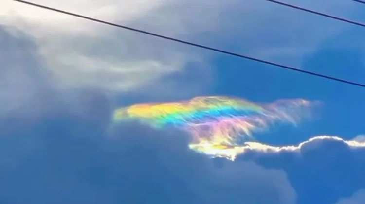 Fenomena Iridescent Cloud: Awan Pelangi Langit yang Menakjubkan
