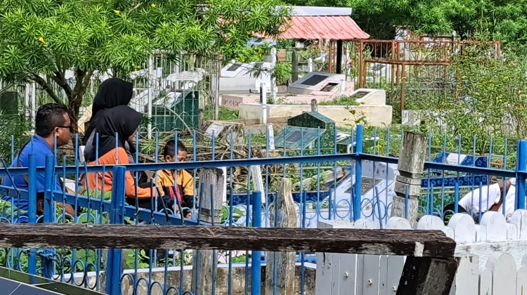 Jelang Ramadan Umat Islam Ziarah Kubur