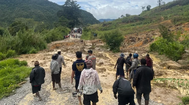 TNI-Polri Bantu Membuka Akses Jalan yang Terputus Akibat Longsor