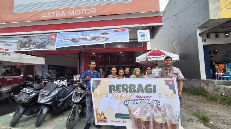 Astra Motor Timika Menggelar Aksi Berbagi Takjil