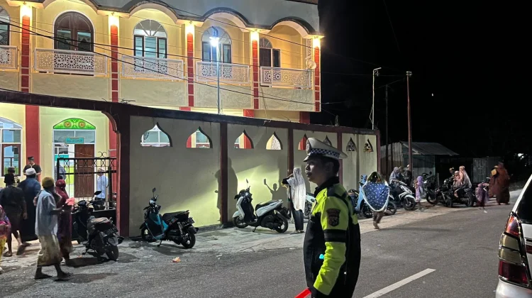 Satlantas Polres Sarmi Kawal Arus Lalu Lintas di Sekitar Masjid