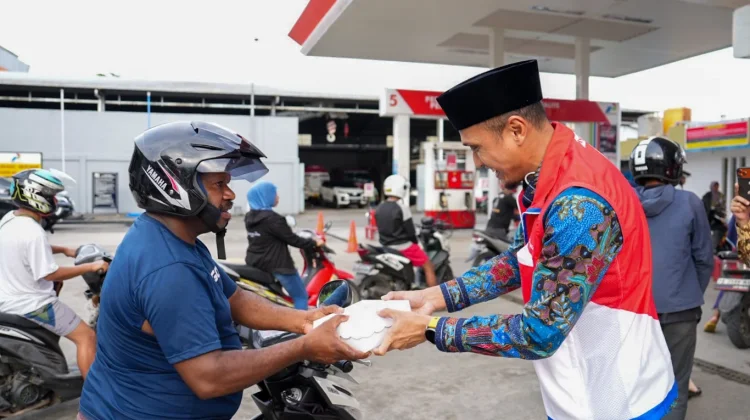 Pertamina Bagikan Ta'jil Ramadan di Papua