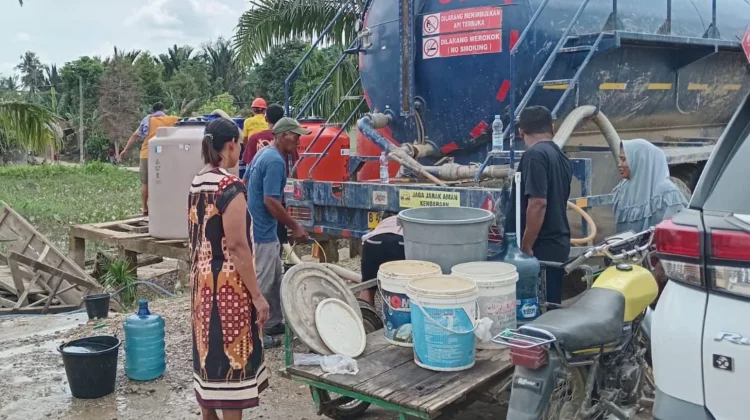 Pertamina Salurkan Air BErsih untuk Korban Banjir
