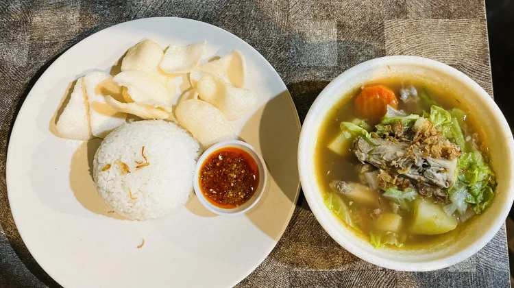 Sop Ayam Kampung Lengkap Jadi Menu Andalan Kopi Tiam Jayapura