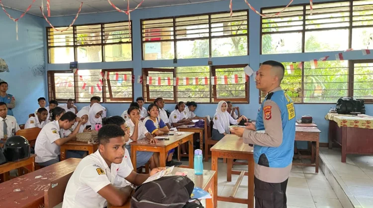 Polisi Sosialisasikan Penerimaan Anggota Polri di SMAN I Jayapura