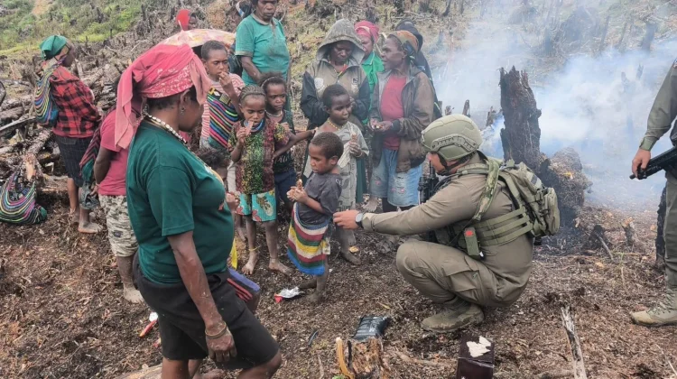 Polisi Berbagi Keceriaan dengan Anak-Anak Papua di Sugapa