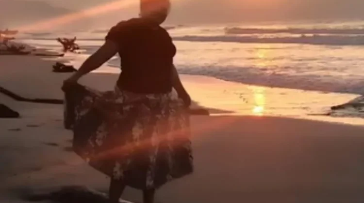 Pantulan Senja Melukis Laut dengan Nuansa Emas