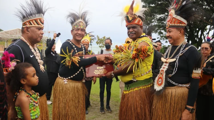 Dua Puluh ASN Jayapura Terima Satyalancana Karya Satya