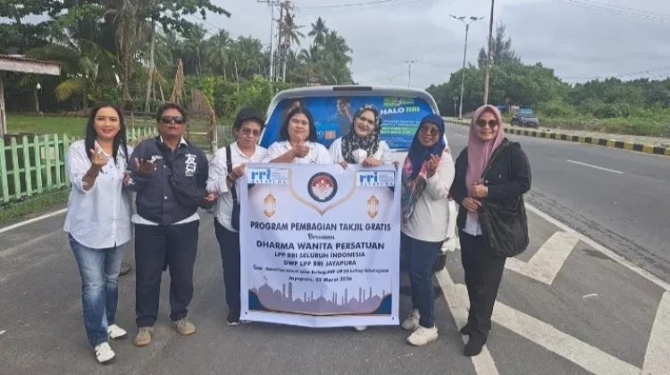 DWP RRI Jayapura Bagikan Takjil Gratis Ramadan