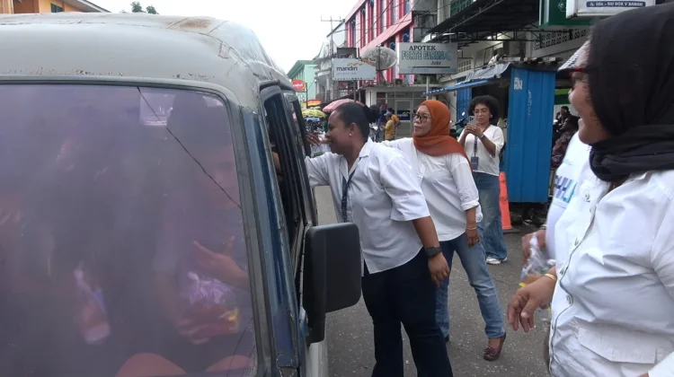 Antara Papua Bagikan Ratusan Takjil kepada Warga Jayapura