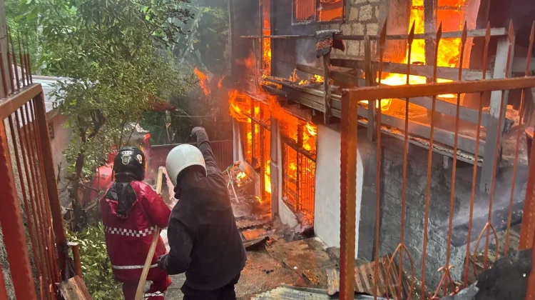 Polisi Bantu Padamkan Kebakaran di Dok V Jayapura