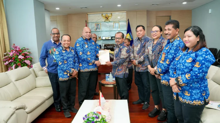 Bawaslu Papua Serahkan Laporan Hibah PSU 2025 ke Gubernur