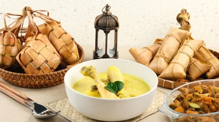 Mengapa Ketupat dan Opor Ayam Jadi Hidangan Identik Lebaran?