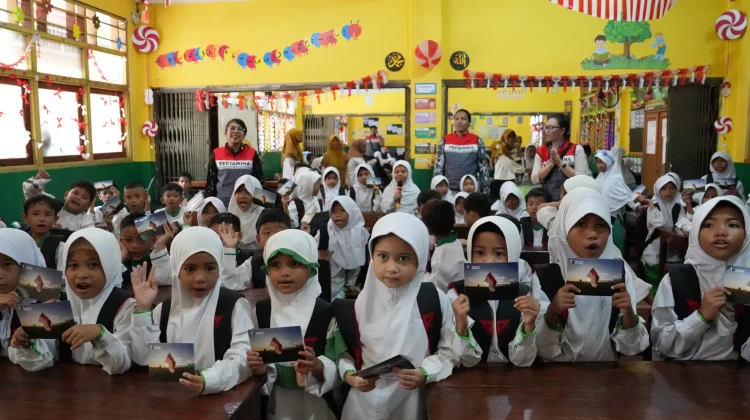 Pertamina Bagikan 2.000 Paket Sekolah Bagi Anak Papua