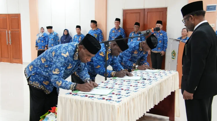 Kakanwil Kemenag Provinsi Papua Lantik Tiga Pejabat Administrator