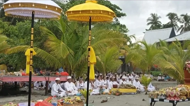 Ratusan Umat Hindu Laksanakan Upacara Melasti