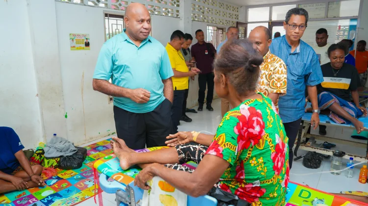 Gubernur Papua Soroti Penumpukan Pasien di RSUD Yowari