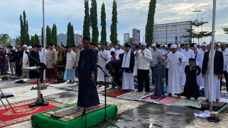 Ribuan Umat Muslim Sholat Idulfitri di Halaman Kantor Gubernur Papua