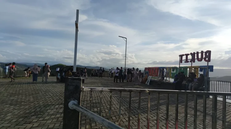 Bukit Tengkuwiri Sentani Ramai Dikunjungi Wisatawan Libur Lebaran