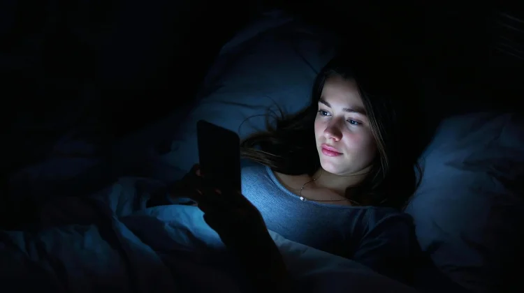 WHO Ingatkan Kurangi Scroll Ponsel agar Tidur Lebih Berkualitas