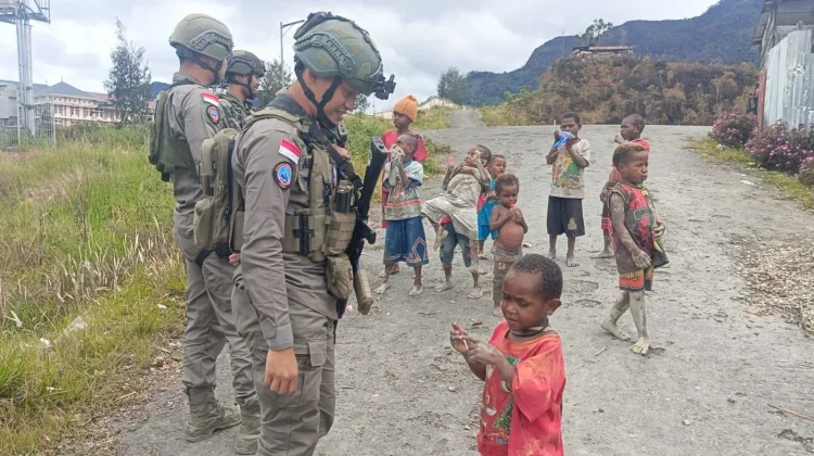 Satgas ODC Jalin Kedekatan bersama Warga dan Anak-anak di Sugapa