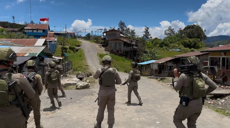 Satgas Operasi Damai Cartenz Menggelar Patroli Dialogis di Ilaga