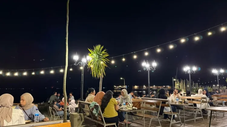 Saanjh Cafe Jadi Spot Favorit Nikmati Senja Danau Sentani