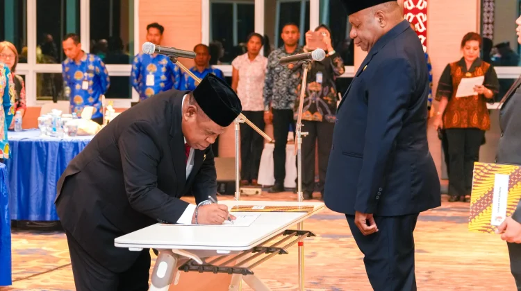 Gubernur Minta Komisaris Baru Perkuat Pengawasan dan Kinerja Bank Papua