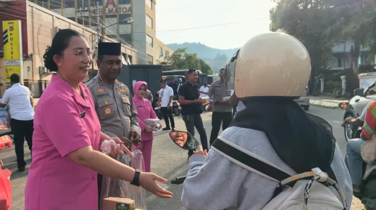 Indahnya Ramadhan, Kapolresta Beserta Bhayangkari Bagikan Takjil