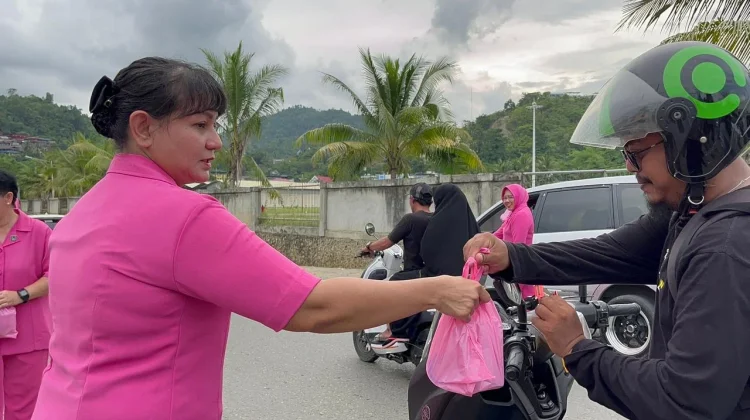 Polsek Jayapura Selatan Bersama Bhayangkari Berbagi Takjil untuk Masyarakat di B