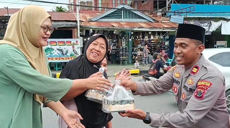 Polsek Heram Bagikan TakJil Ramadhan Kepada Masyarakat di Waena