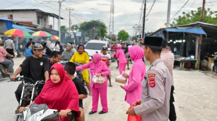 Tebar Keberkahan di Bulan Ramadan, Polsek Muara Tami dan Bhayangkari Bagikan Paket