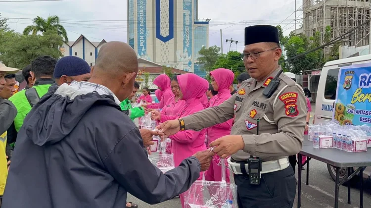 Bersama Ojol Raih Rajut Persaudaraan, Satlantas Polresta Bagikan Takjil