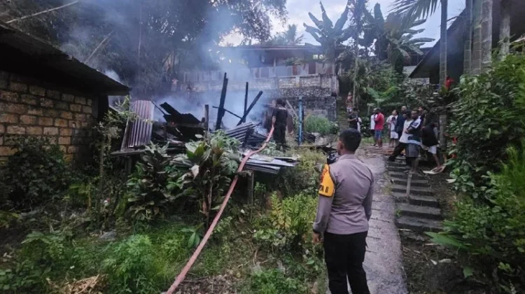 Polresta Jayapura Kota Respon Cepat Kebakaran Rumah Warga di Polimak Genjer