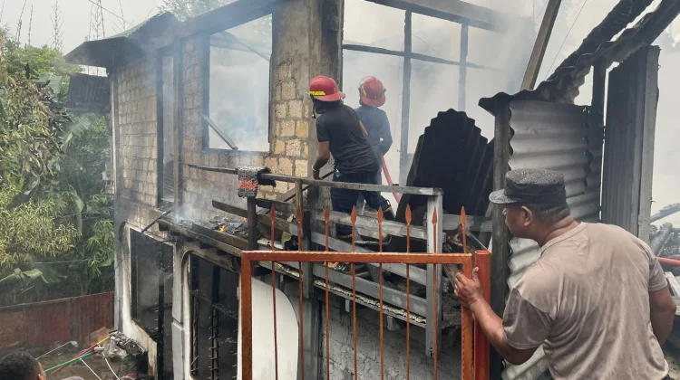 Respon Cepat Laporan 110, Polresta Bantu Padamkan Kebakaran Rumah Warga