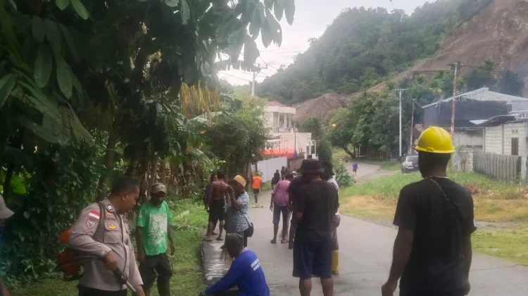 Bhabinkamtibmas Kampung Yoka Bersama Warga Gelar Kerja Bakti
