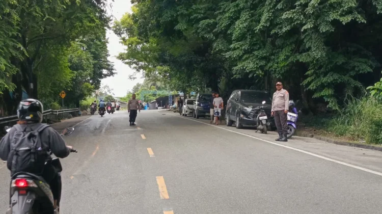 Quick Respone Polri, Bersihkan Tumpahan Minyak di Jalan