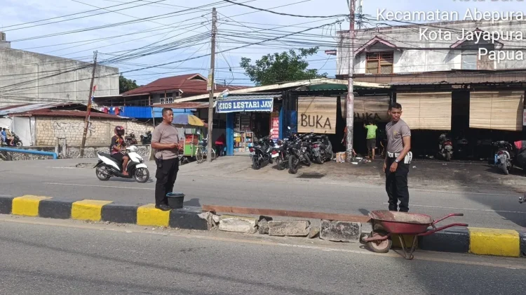 Panit Lantas Polsek Abepura Perbaiki Median Jalan yang Dirusak