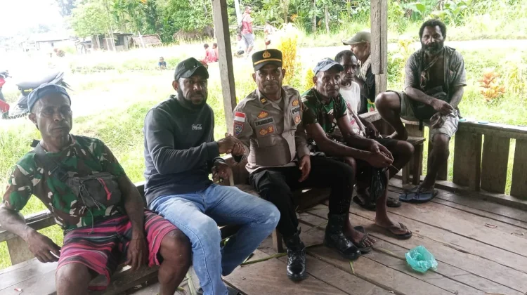 Bhabinkamtibmas Kampung Mosso Sampaikan Pesan Kamtibmas ke Warga