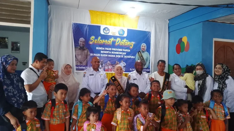 Bunda PAUD Papua Tinjau PAUD Kasih Mama Jayapura