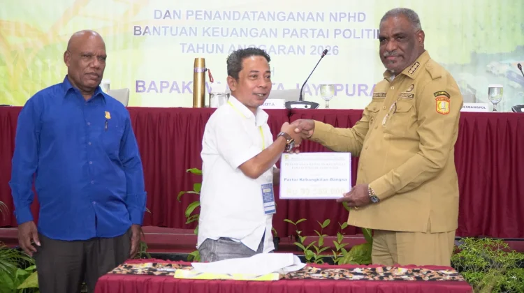 Serahkan Dana Hibah Parpol, Walikota Abisai Tekankan Sinergi Pembangun