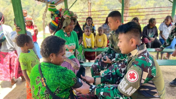TNI Gelar Pengobatan Gratis di Kampung Tima