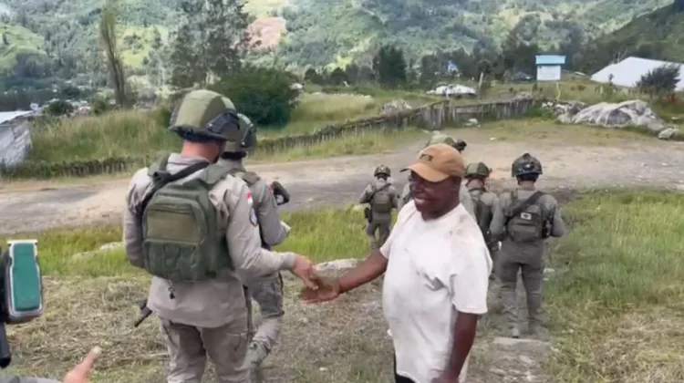 Satgas Ops Damai Cartens Menggelar Patroli Humanis di Distrik Muara, Puncak Jaya