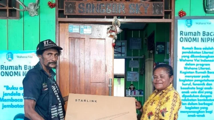 Gubernur Papua Salurkan Internet Starlink untuk Rumah Baca Yoboi
