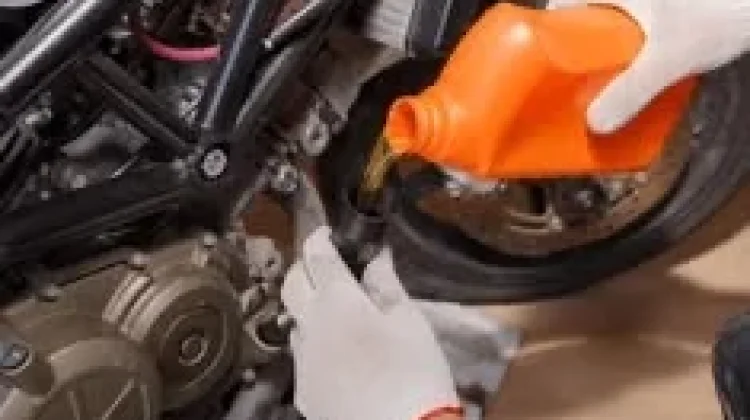 Kapan Waktu Ideal Ganti Oli Motor? Ini Penjelasannya