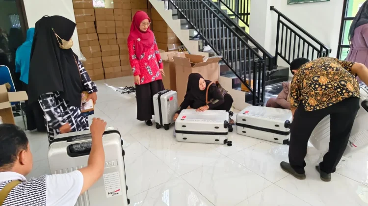 Kemenhaj Kota Jayapura Mulai Bagikan Koper Haji