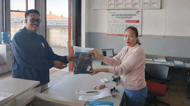 Service Motor Berhadiah Apparel Eksklusif di Dealer Astra Motor Papua